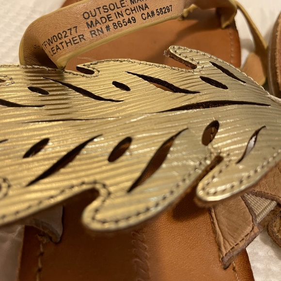 10 Tommy Bahama Plumeria Gold Leaf sandal size 10. Leather sandals retail 200 US - Picture 2 of 9